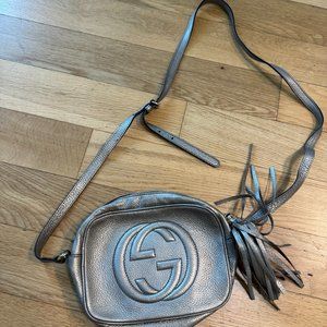 GUCCI METALLIC SILVER GRAINED LEATHER SOHO DISCO